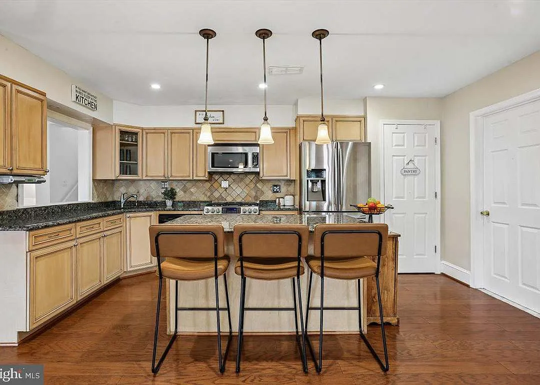 7 bed, 2396 sqft, $1,100 — Photo 2