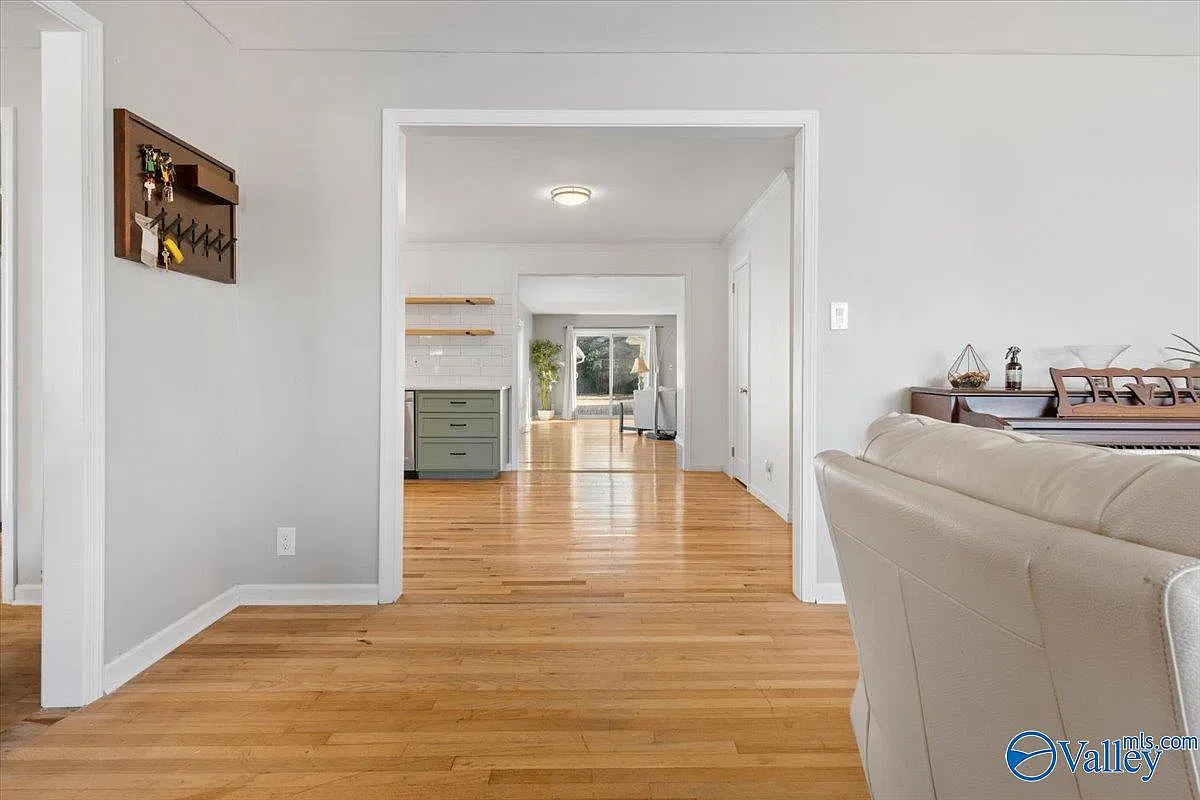3 bed, 2.0 bath, 2680 sqft, $2,700 — Photo 3