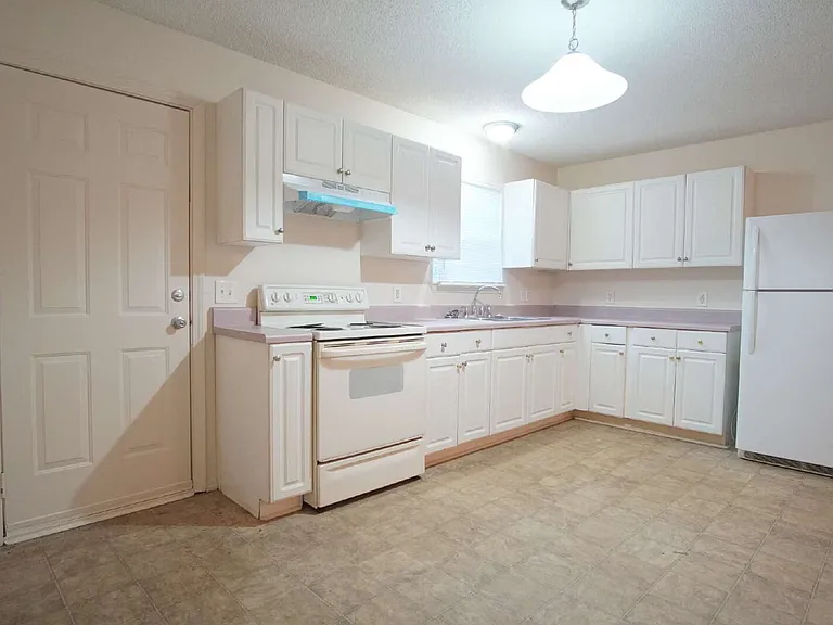 4121 Woodfin Cir — Photo 6