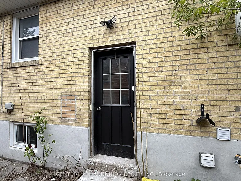 422 Lynett Cres — Photo 2