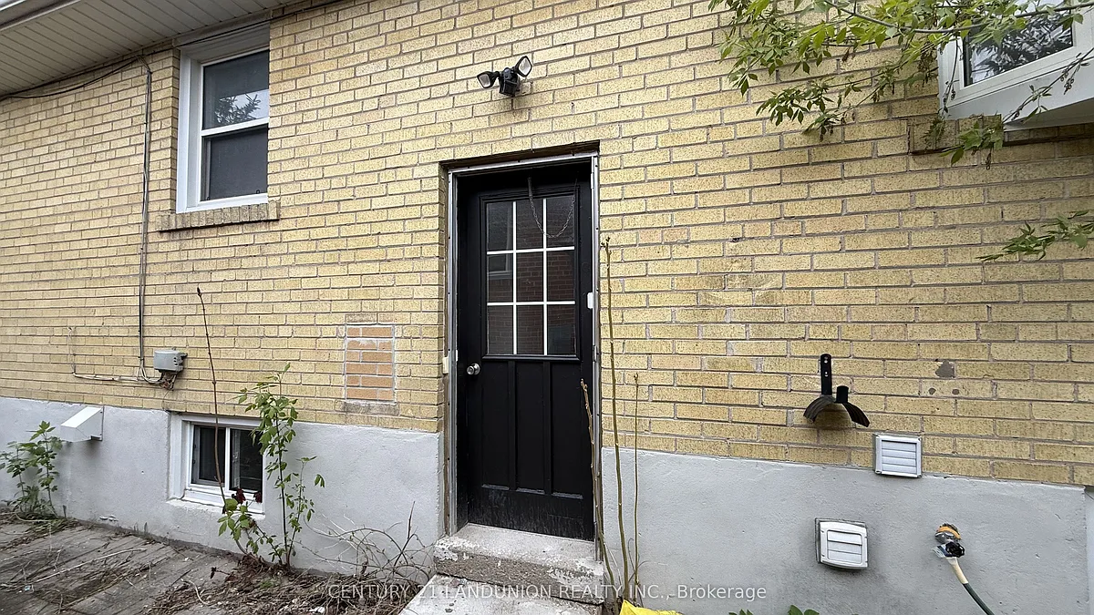 Building Photo - 422 Lynett Cres
