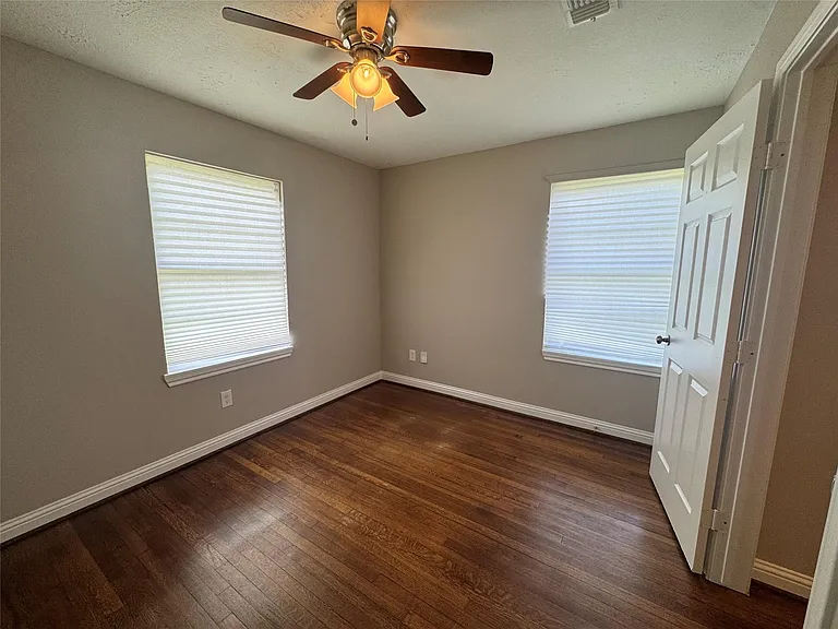 814 Globe St — Photo 12