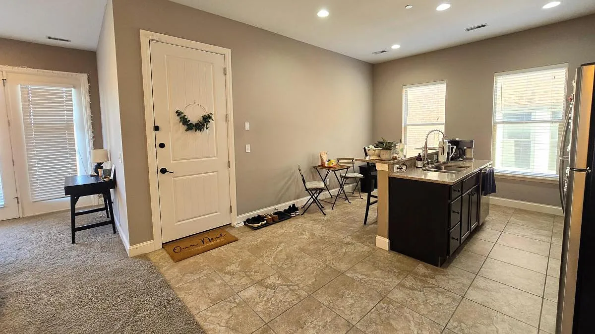 2 bed, 1900 sqft, $2,000 — Photo 3