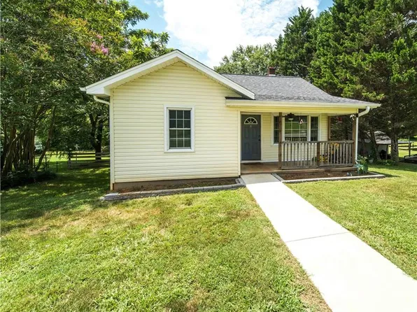 6925 S Carolina Ave, Boonville, NC 27011