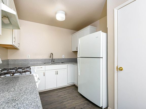 4th image of 550 E Avenue H14 #3