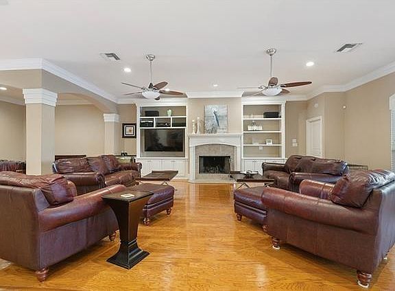 4th image of 111 Columbia Pl