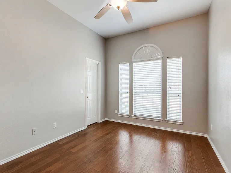 704 Fleming Dr — Photo 8