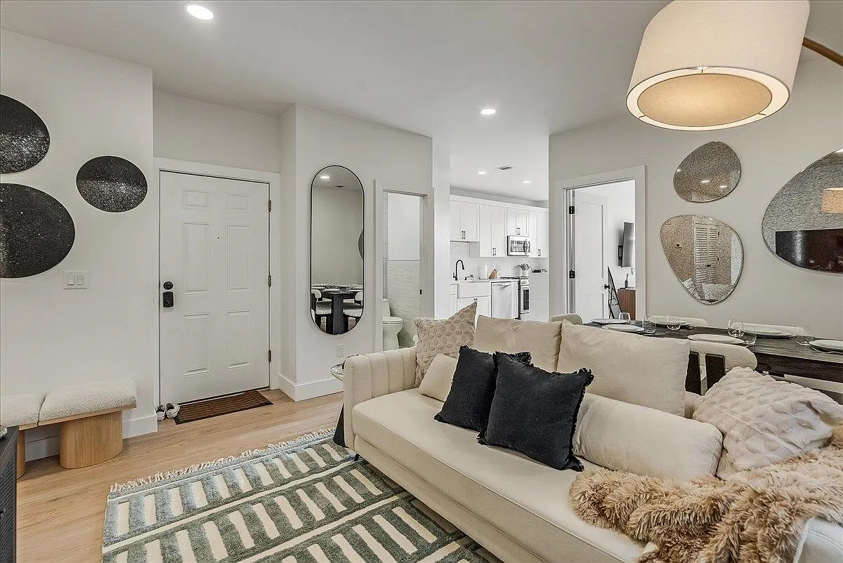 3 bed, 2.0 bath, 1000 sqft, $3,600 — Photo 4