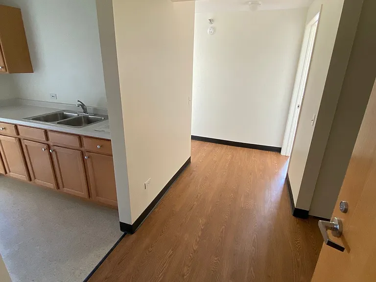 James Sneider Apartments — Photo 9