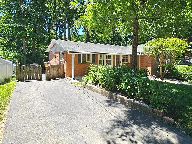 8925 Falling Creek Ct — Photo 2