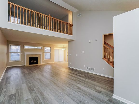 5th image of 438 Wheatfield Dr