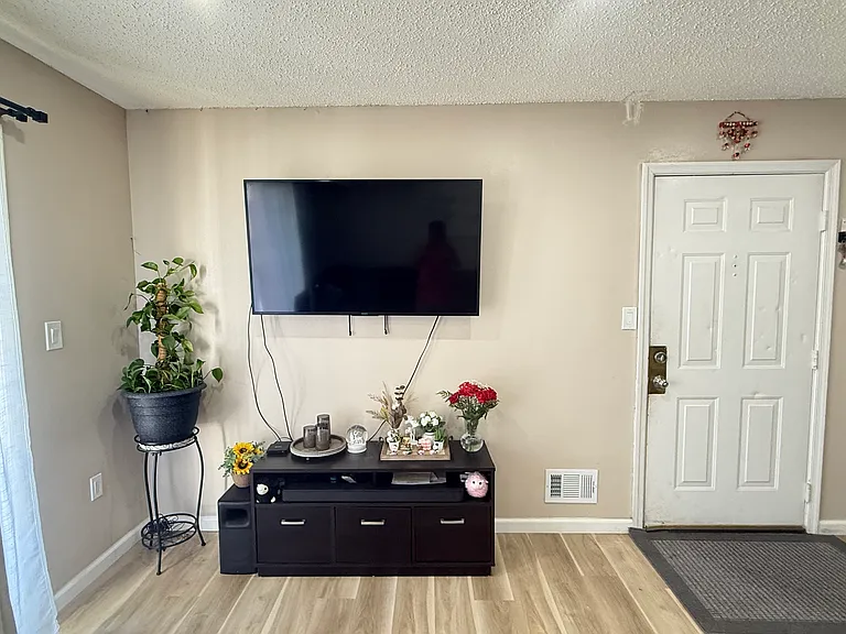481 Witney Ct — Photo 2
