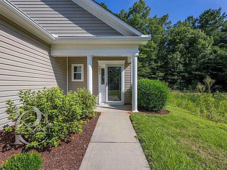 1039 Glencroft Dr — Photo 2