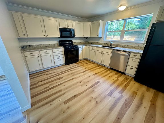 3rd image of 1094 NE Conifer Blvd #3