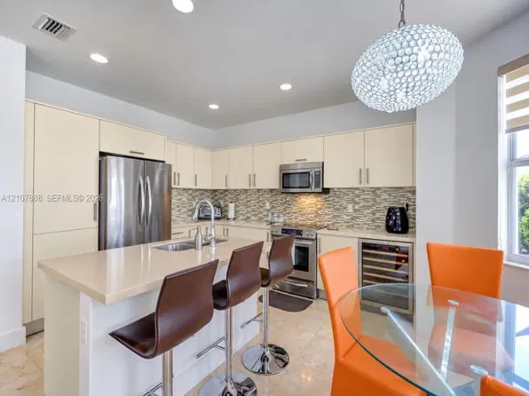 10555 NW 69th Ter, Miami, FL