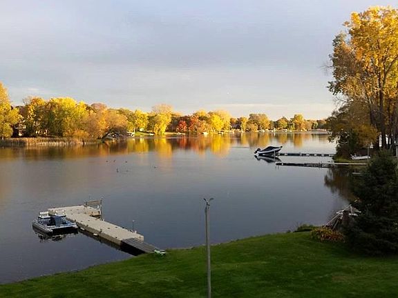 Fall colors on the lake