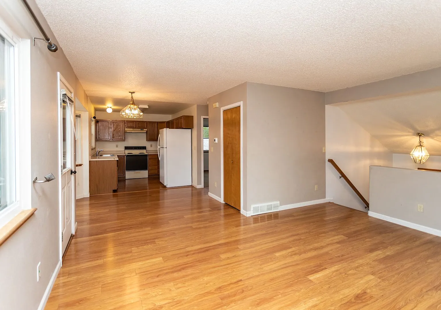 Well Maintained bi-level home in Stetson Hills! — Photo 2