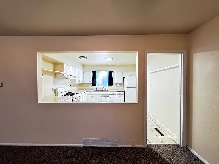 439 Marian Dr — Photo 6