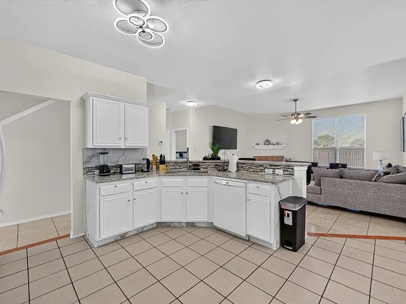 4 bed, 2.5 bath, 2522 sqft, $5,500 — Photo 4