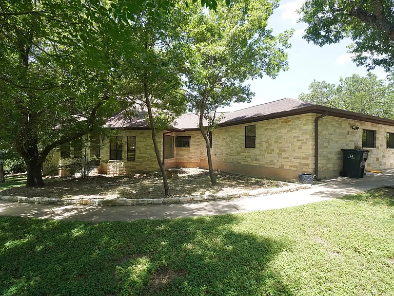 8 Woodhollow Trl — Photo 2