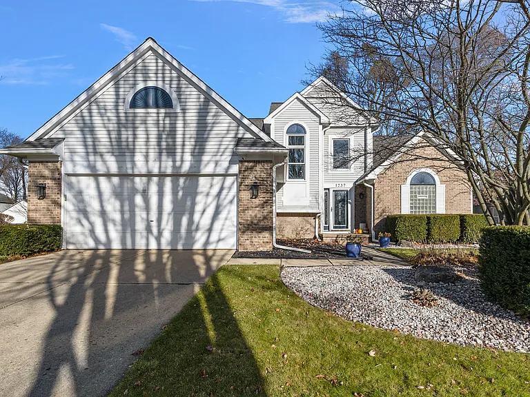 1237 Woodcrest Ct — Photo 2