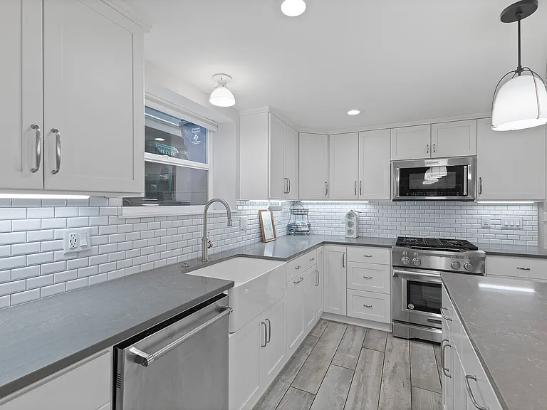 2061 NW Kearney St — Photo 6