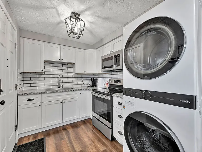 742 S Poplar St — Photo 5