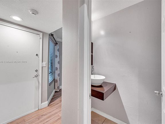 3rd image of 400 Valencia Ave APT 4