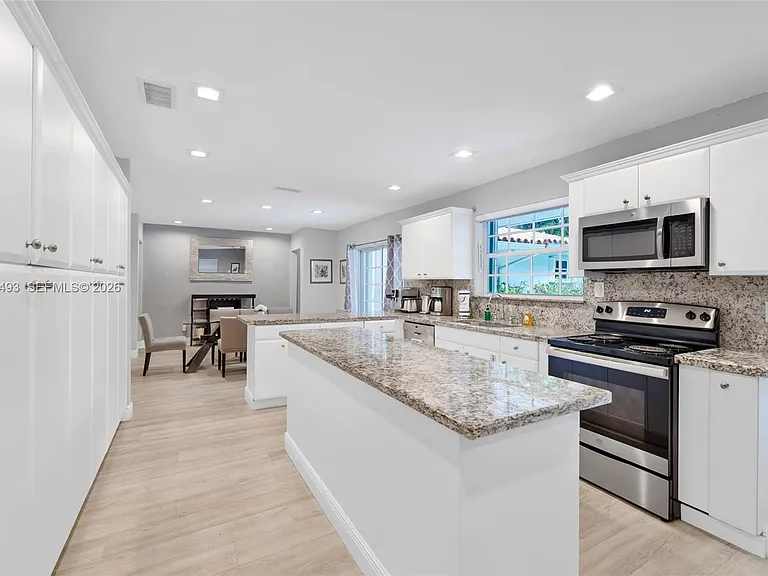 7711 Coquina Dr — Photo 8