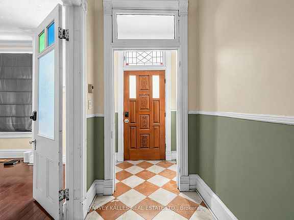 3rd image of 258 Harbord St