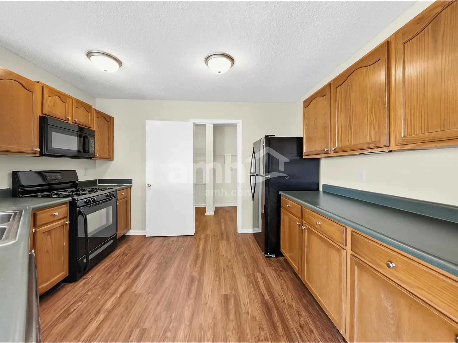 3 bed, 2.5 bath, 2359 sqft, $2,195 — Photo 3