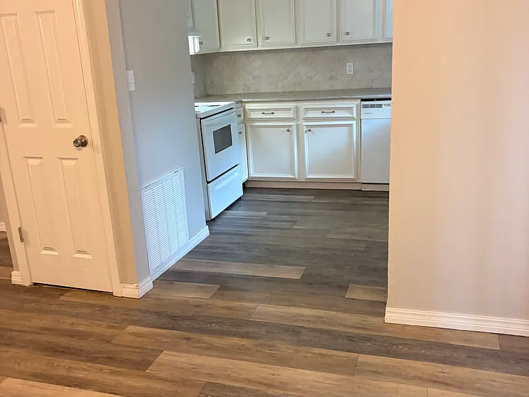 827 Hardy Springs Cir #B — Photo 2