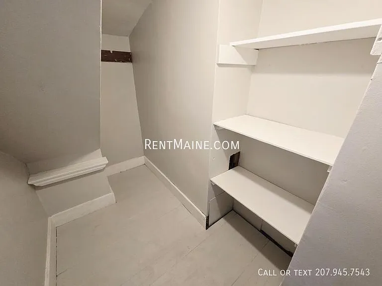 402-404 Hammond St #3 — Photo 8