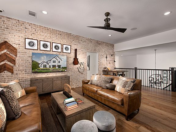 Spacious second-story flex room