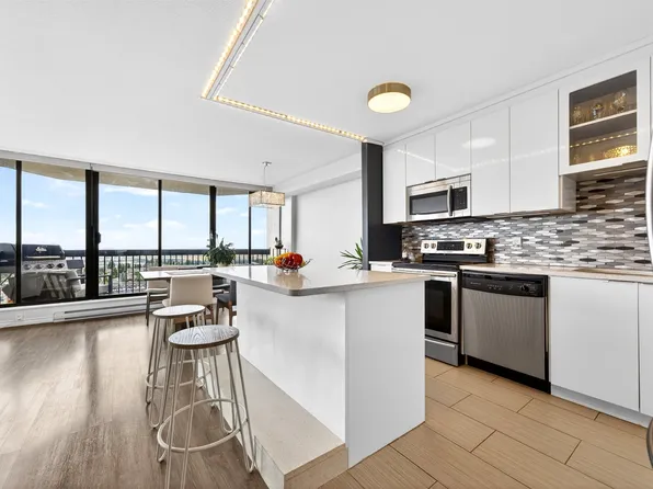 6540 Burlington Ave #1903, Burnaby, BC V5H 4G3