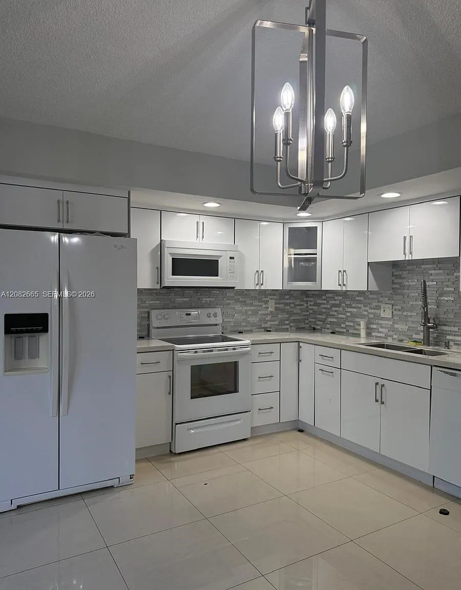 3 bed, 1040 sqft, $2,500 — Photo 4
