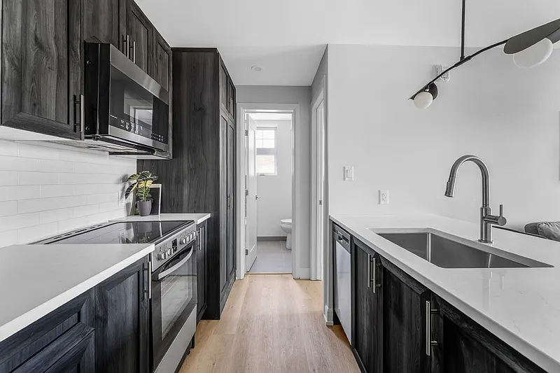 Photo 2 of 22 - 658 Somerset St W #101 - Ottawa, ON Building Photo - 658 Somerset St W #101