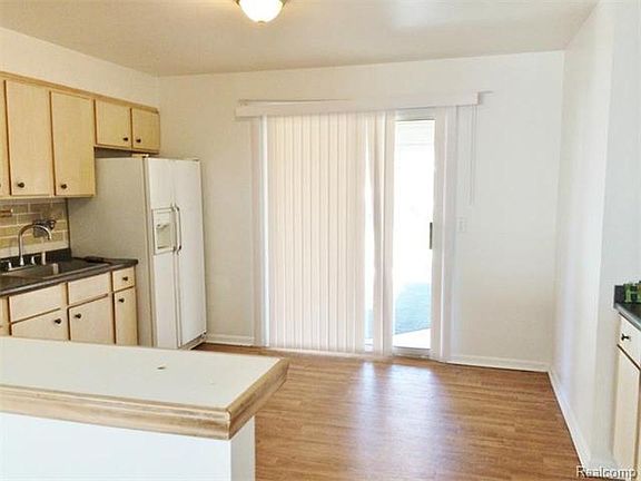 4th image of 26641 Academy St