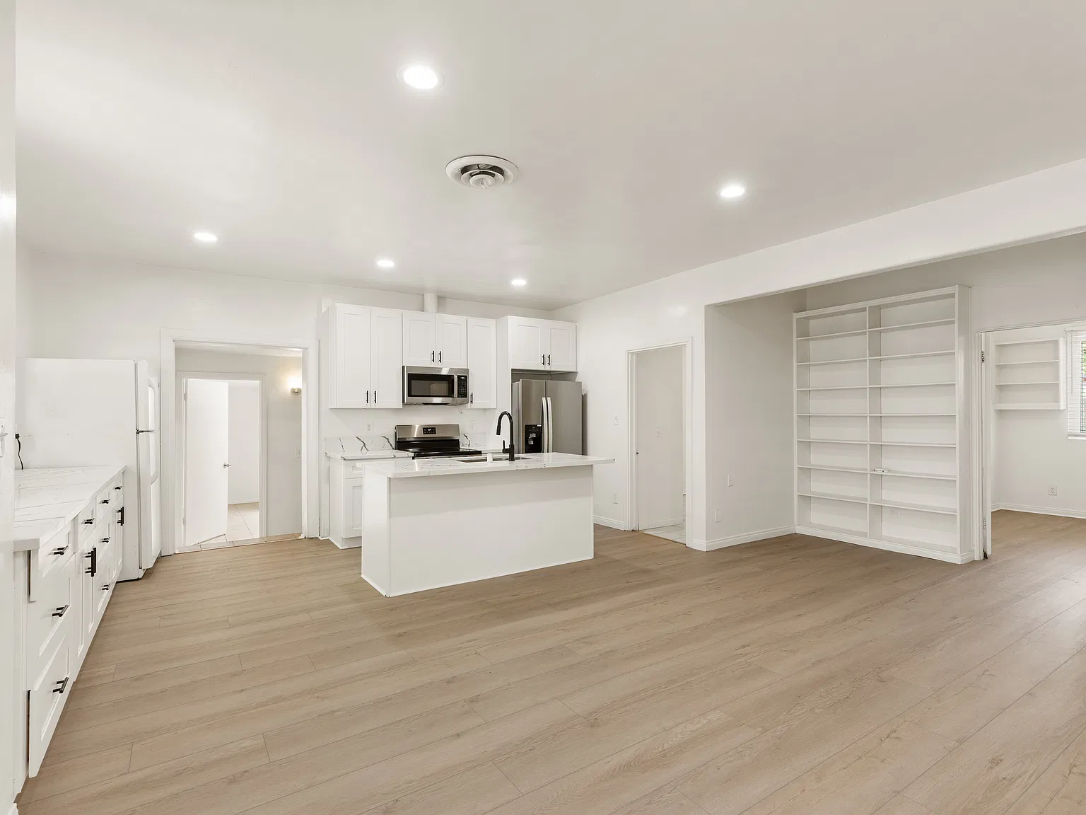 6 bed, 1720 sqft, $7,300 — Photo 3