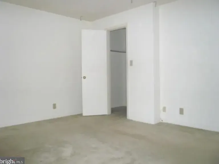 200 Grosvenor Ln #102 — Photo 20