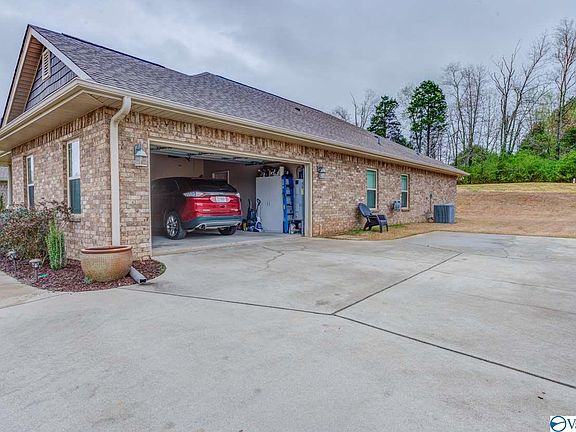 5th image of 143 Lazy Oak Dr