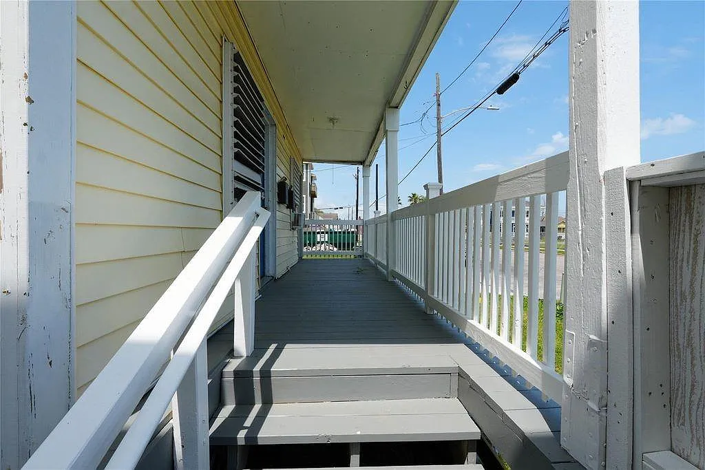 2 bed, 1.0 bath, 912 sqft, $1,200 — Photo 4