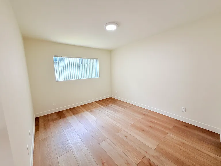 1043 Winchester Ave — Photo 18