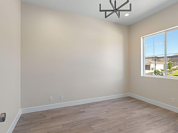 5th image of 1038 E Black Oak Dr