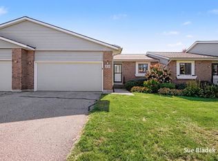 950 Village Ct, Holland, MI 49423