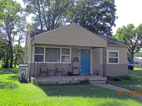 131 S 7th St, Osborne, KS 67473