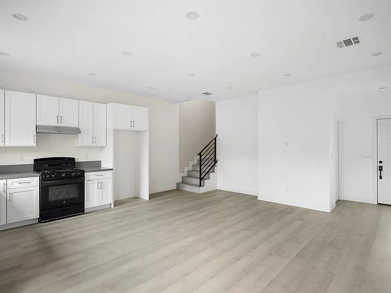 11217 Cohasset St — Photo 6