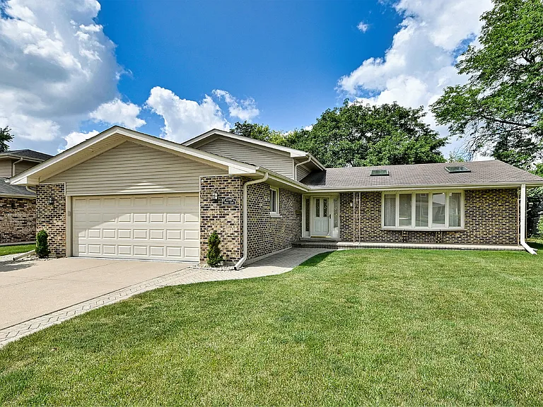 2360 N Drury Ln — Photo 2