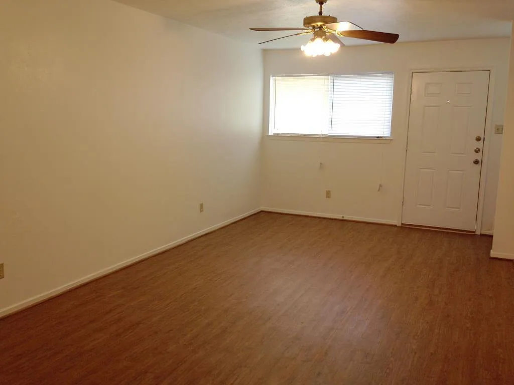 Building Photo - 1102 Welsh Ave #C