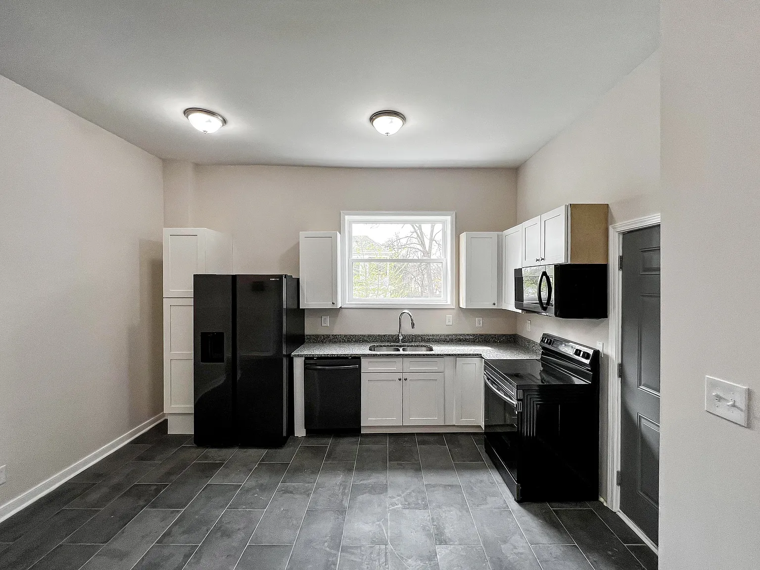 4 bed, 5.0 bath, 4000 sqft, $949 — Photo 4